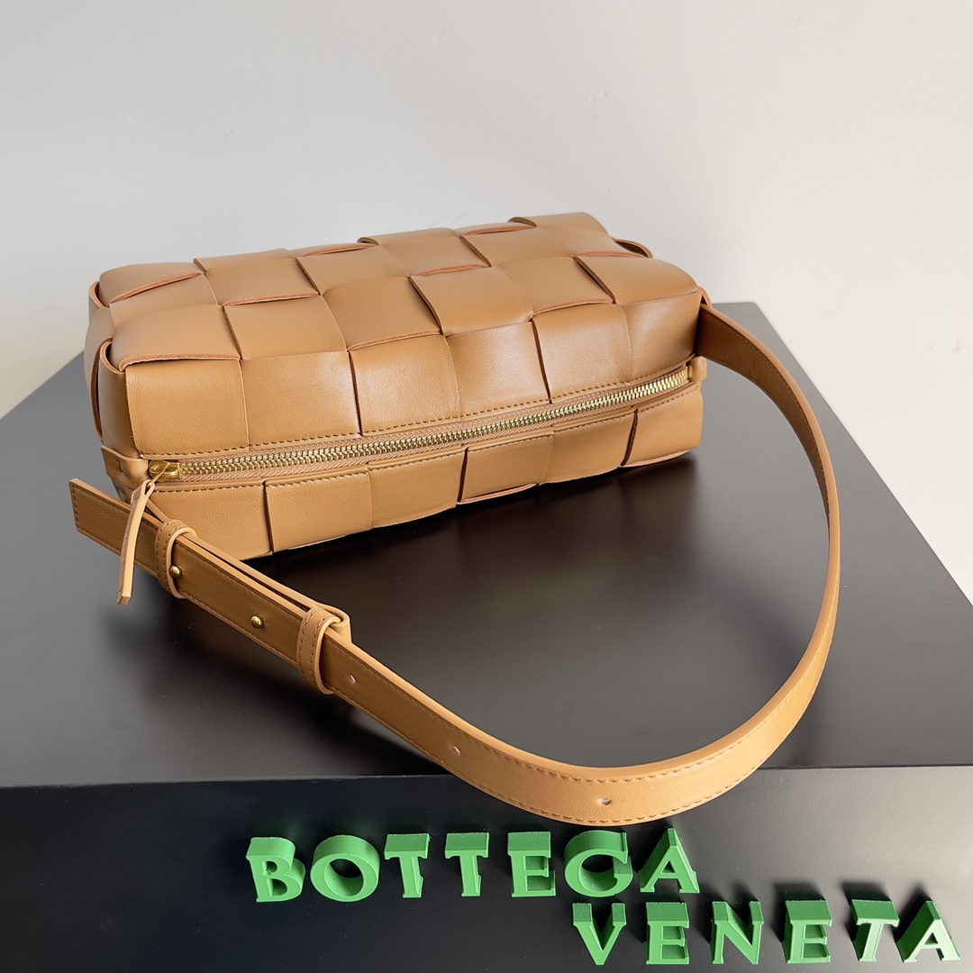 B0tt*ga Ven*ta Brick Cassette Light Brown For Women‎ 11in/28cm