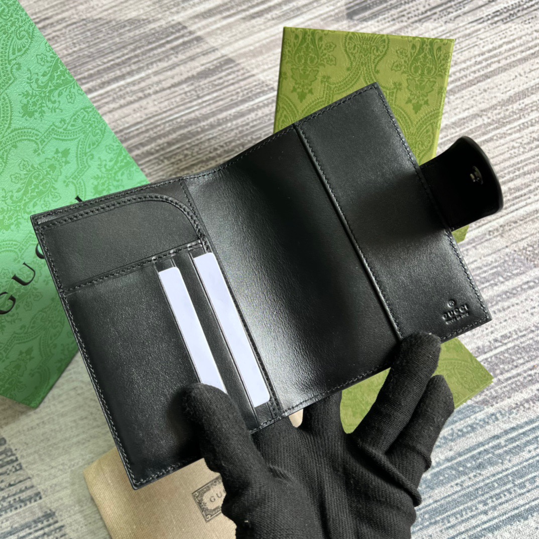 Gvc*1 GG Embossed Passport Case Black For Men 5.7in/10.5cm ‎724562 1W3AN 1000