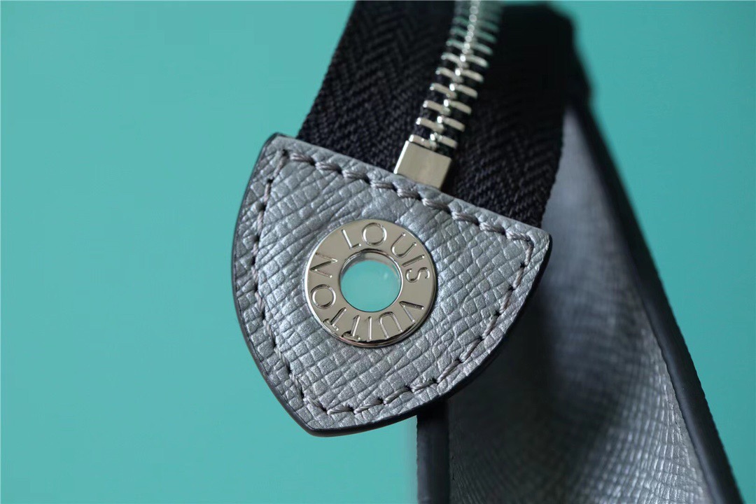 Pochette Voyage MM Monogram Gray For Men 10.6in/27cm M30840