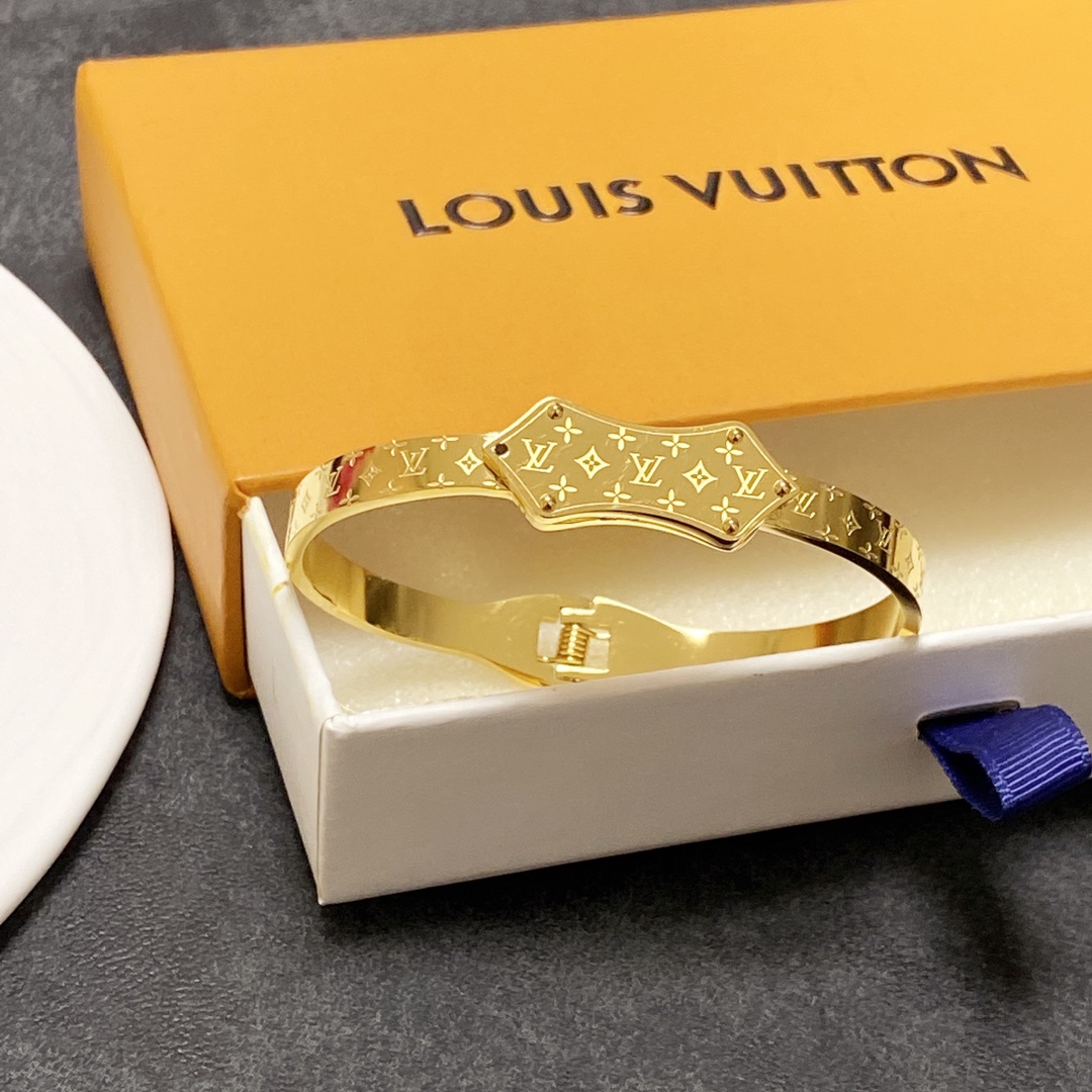 L0vis Vvtt0n LV Titan Bracelet Gold Tone For Women