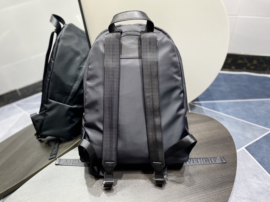 Givenchy Essentiel U Backpack Black For Women‎ 16.9in/43cm BK508HK17N-001