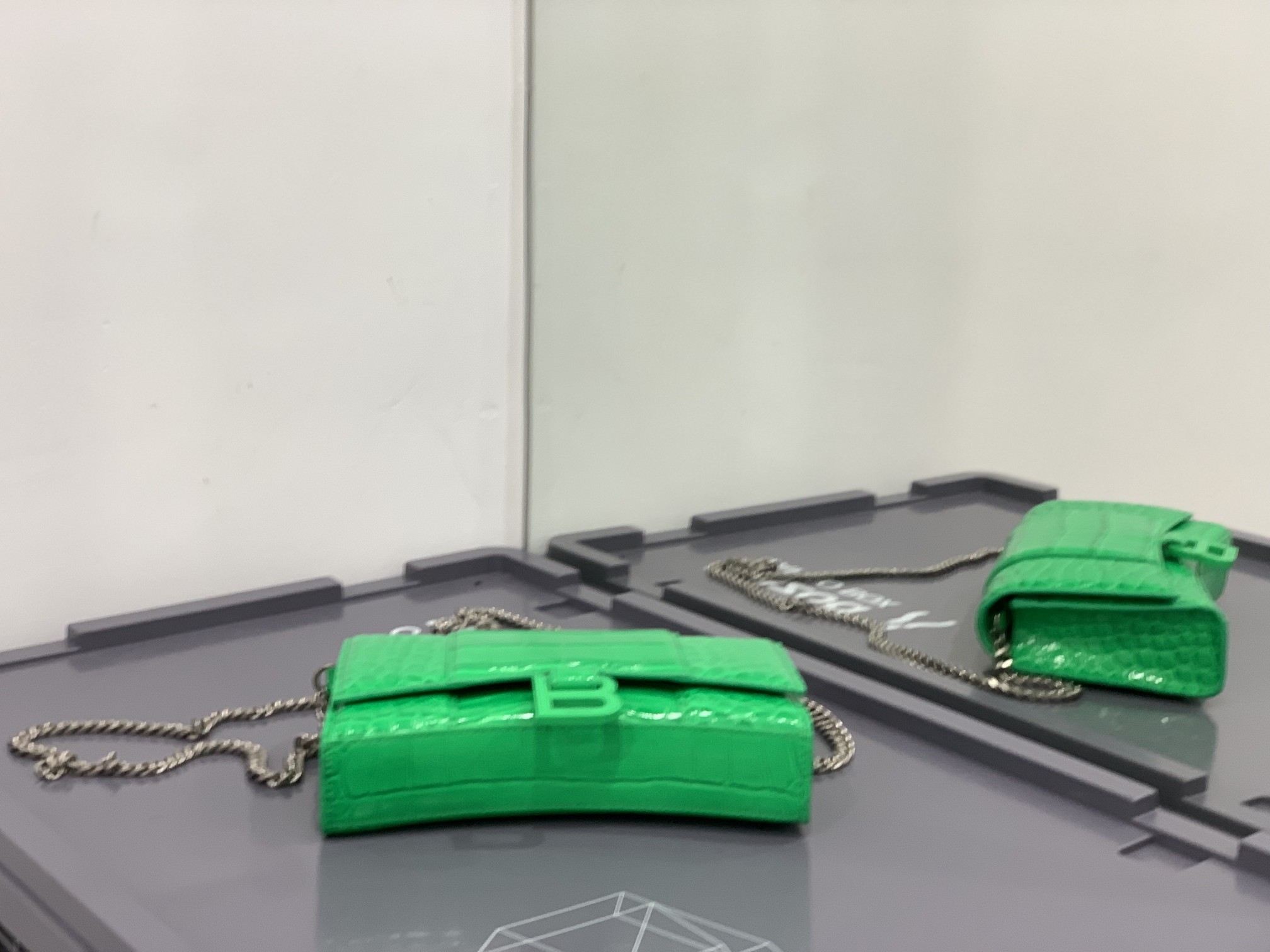 Ba1en*iaga Hourglass Wallet Silver/Grey/Gold/Green/Black For Women‎ 7.6in/19cm 6560502UDF71000