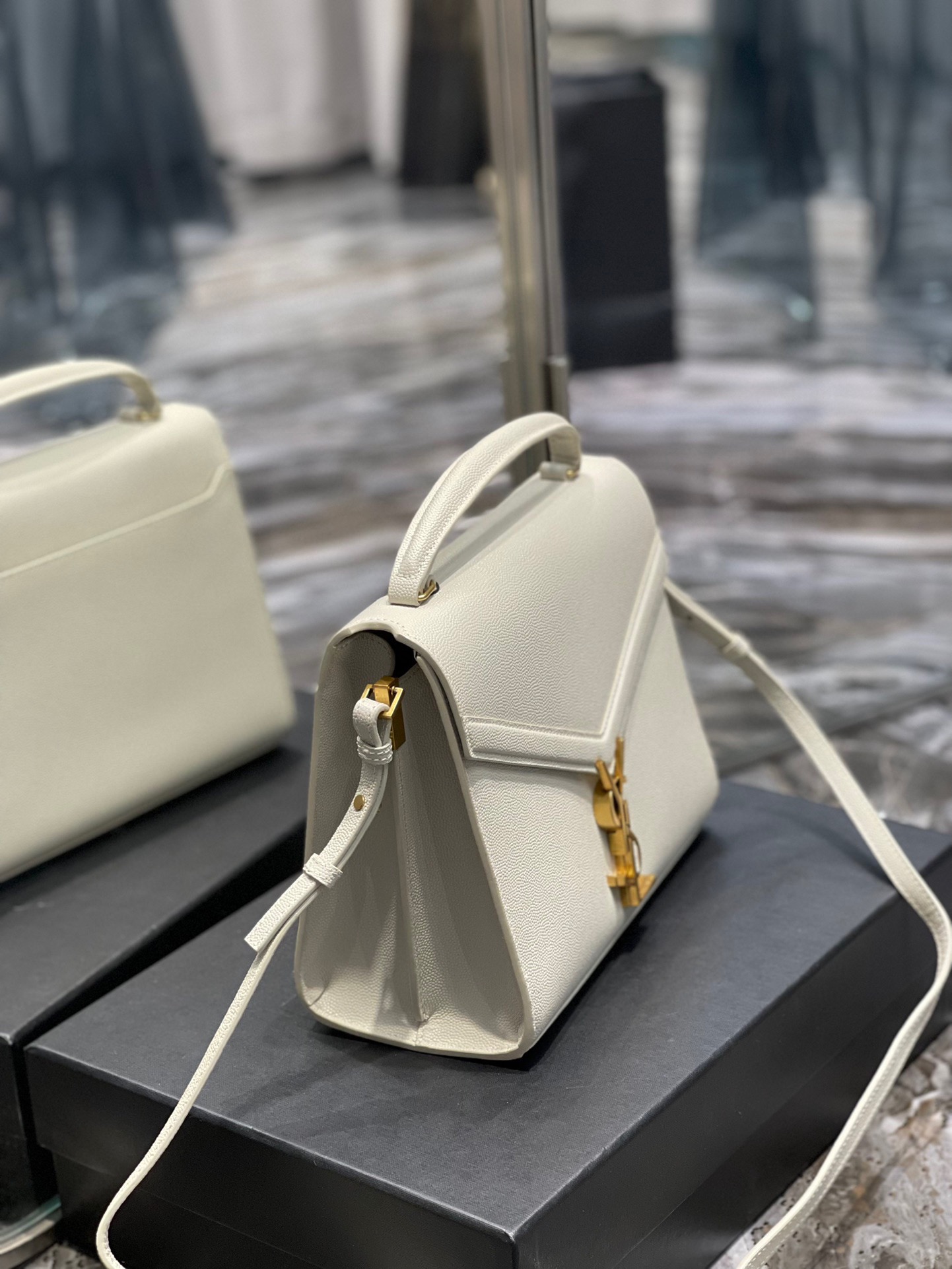 Sa1nt Lau*nt Cassandra Medium Top Handle Bag Black/White For Women‎ 9.6in/24.5cm 6239310SX0W9207