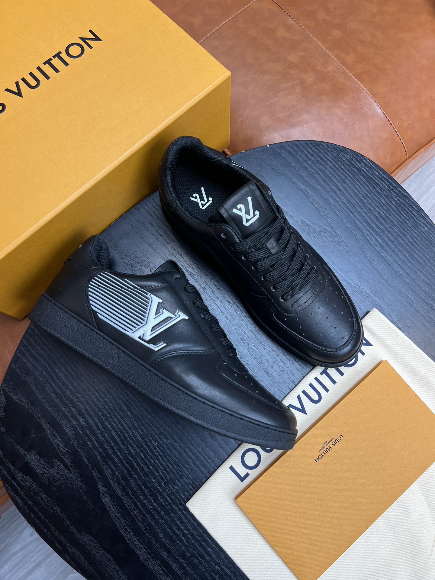 L0vis Vvtt0n LV Rivoli Sneaker Black For Men