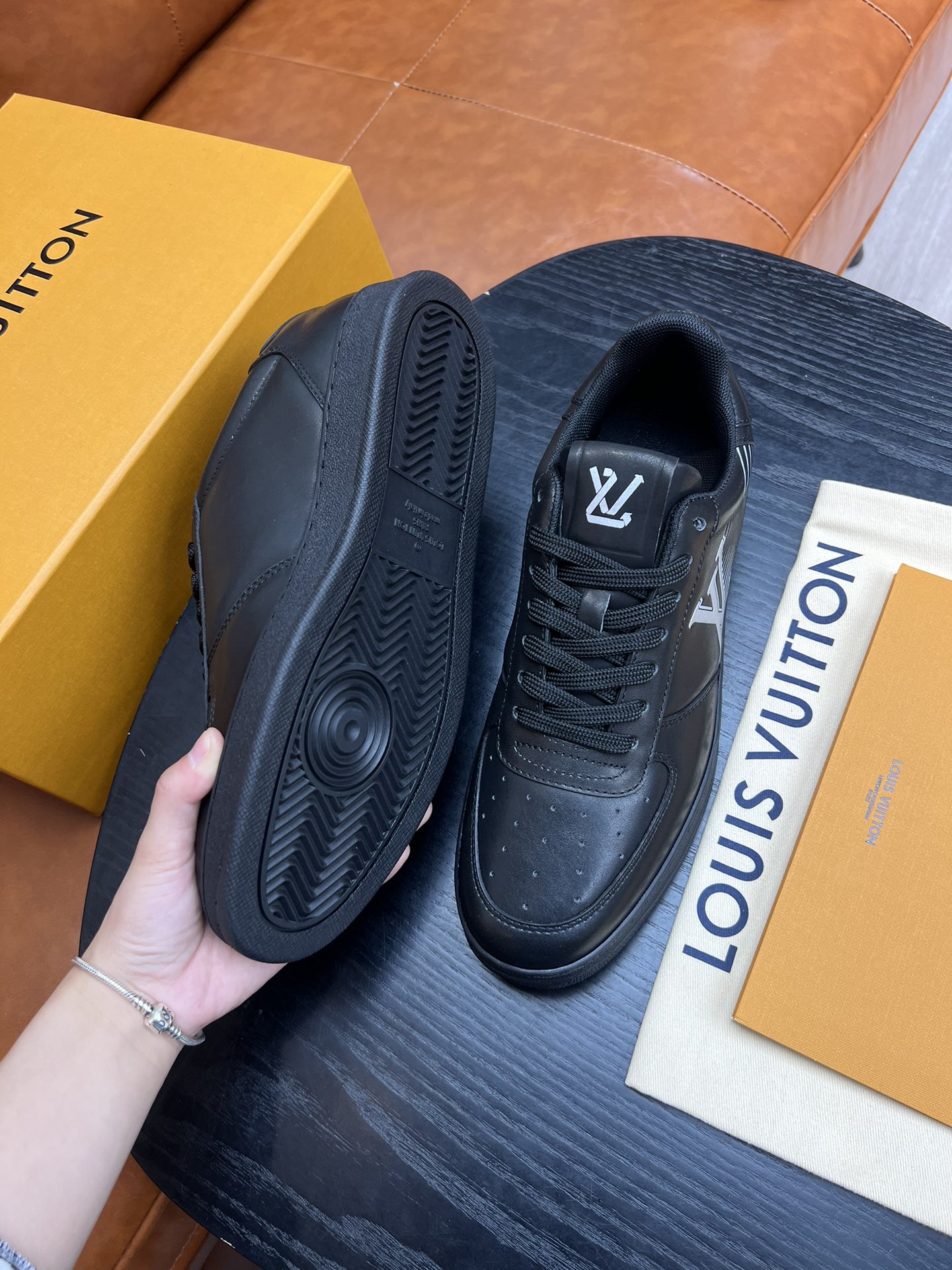 L0vis Vvtt0n LV Rivoli Sneaker Black For Men