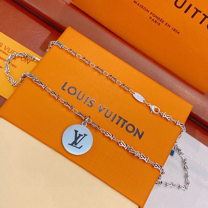 L0vis Vvtt0n LV Letter Necklace Silver For Women