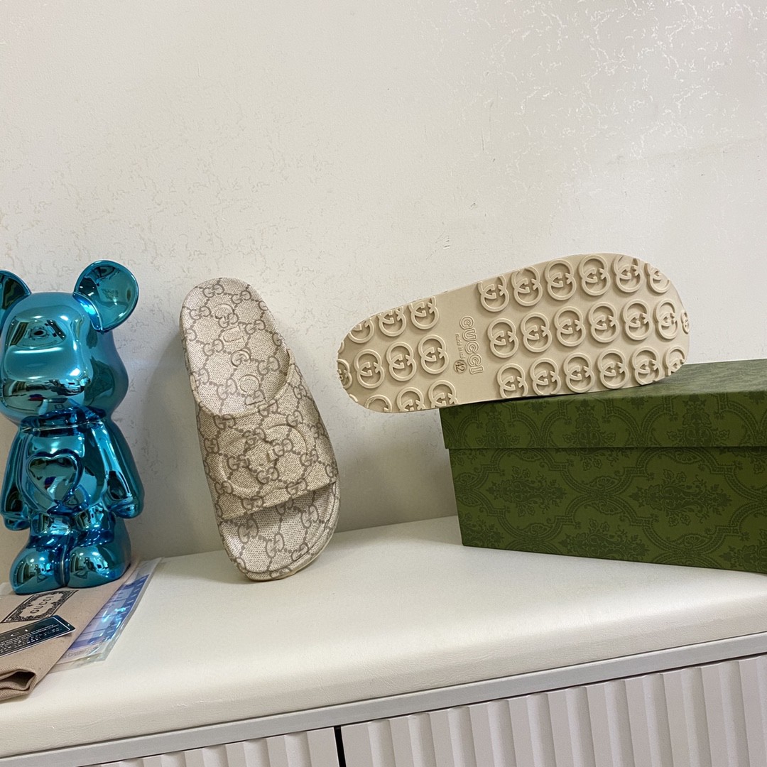 Gvc*1 Interlocking G Slide Sandal Beige For Men 725535 JAAC6 9742