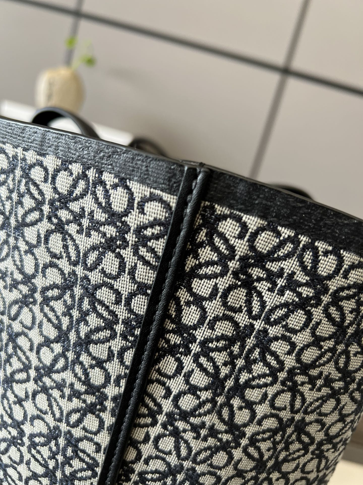 L0ew* T Tote bag in Anagram Black/Grey For Women 18.1in / 46cm B657Z73X03