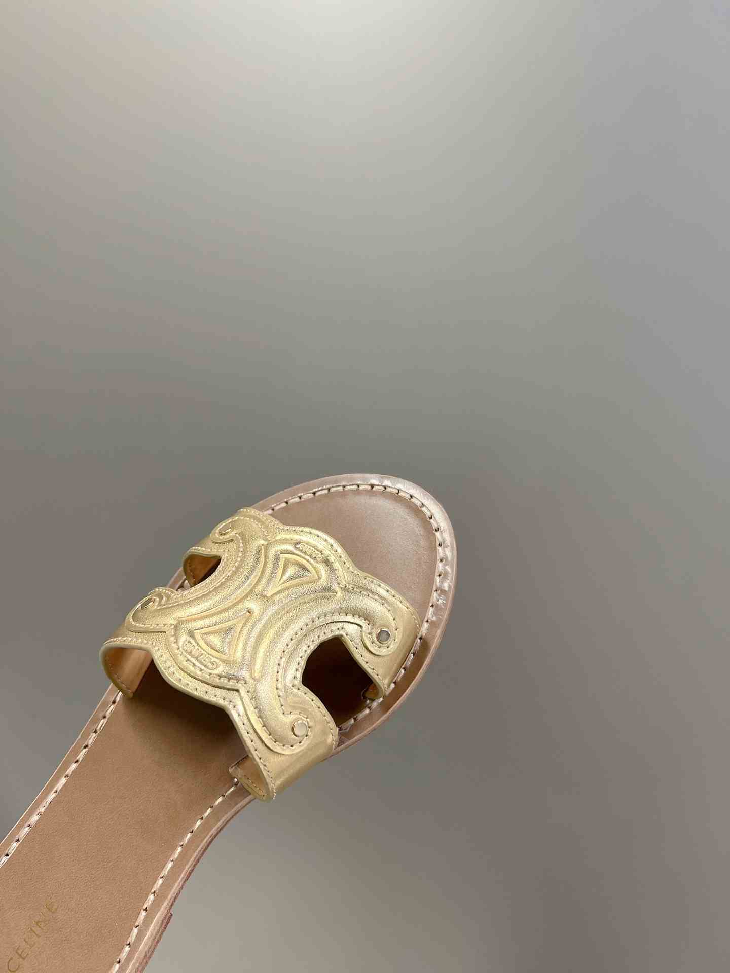 Ce1i*e Triomphe Mule In Metalized Gole Tone For Women