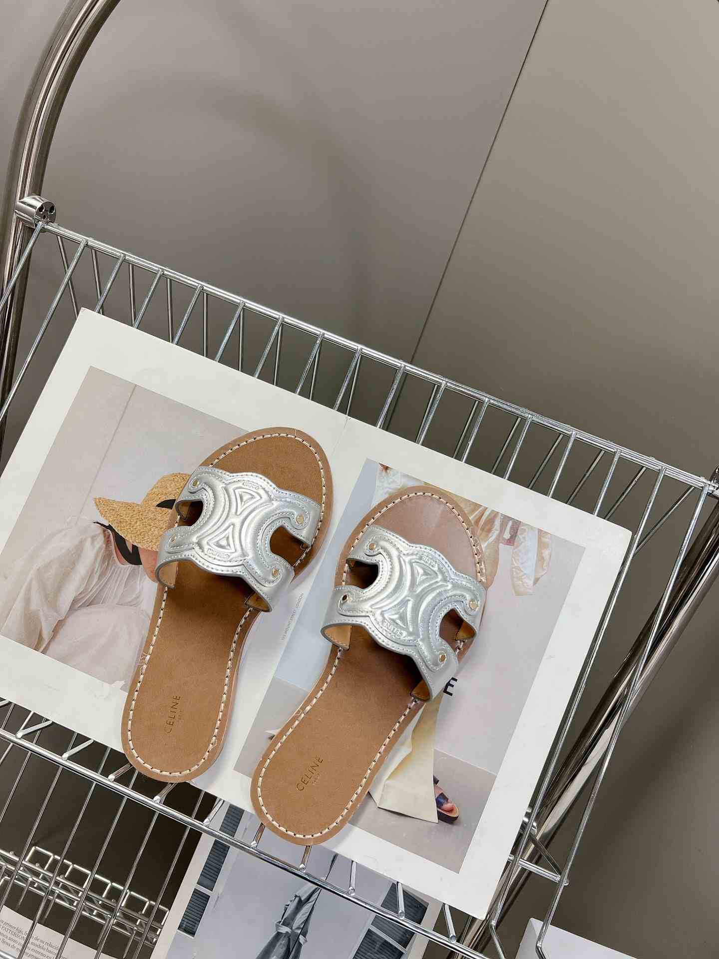 Ce1i*e Triomphe Mule In Metalized Sliver Tone For Women 352413093C.36PN