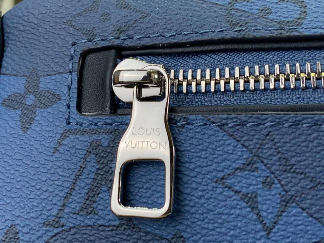 L0vis Vvtt0n Discovery Bumbag Blue For Men 44 cm/ 17.3 in M22576