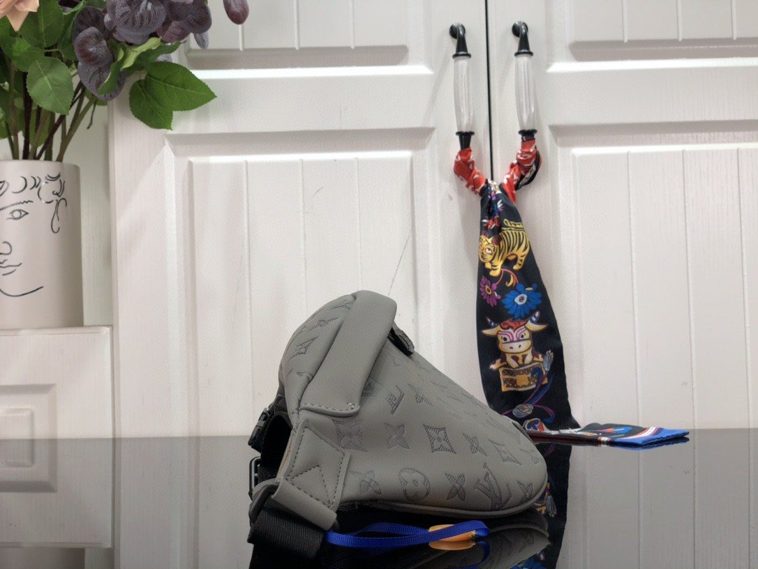 L0vis Vvtt0n Discovery Bumbag Grey For Men 44 cm/ 17.3 in M46108