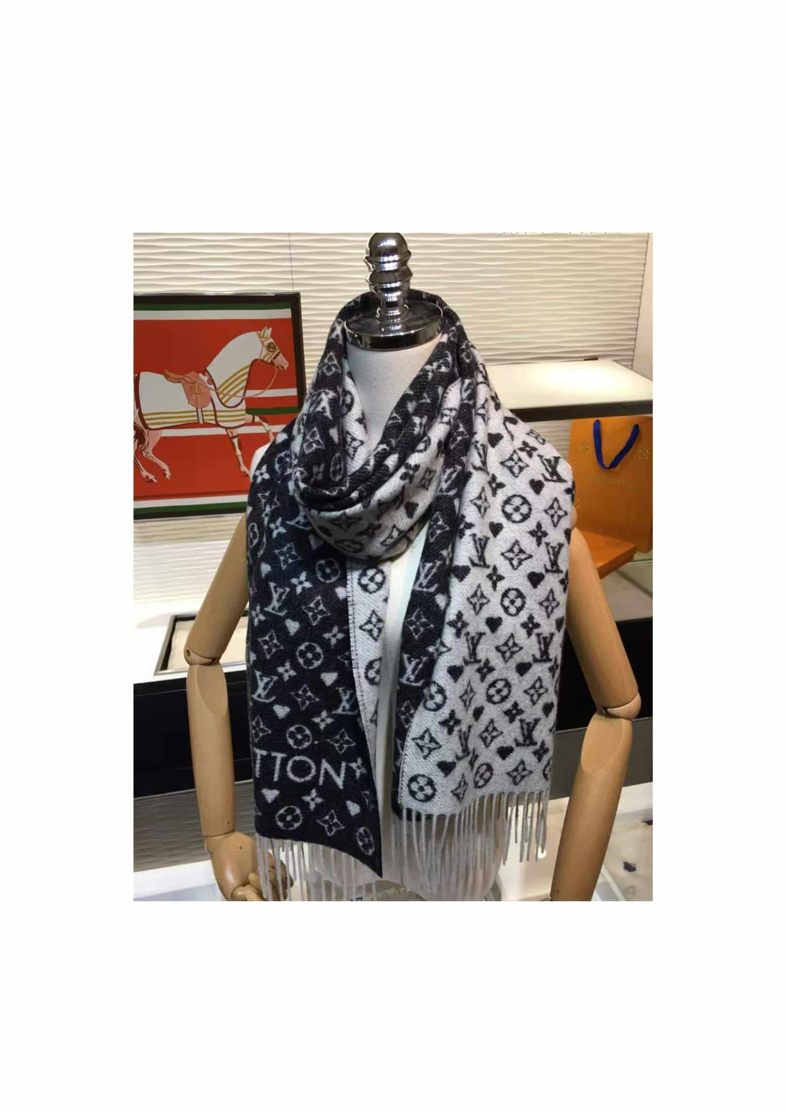 L0vis Vvtt0n Game On Scarf Black For Women MP2907