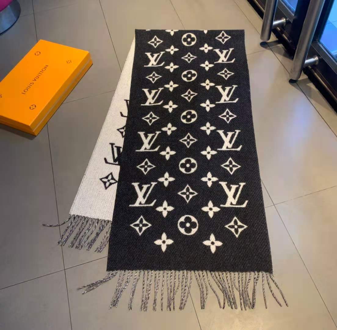 L0vis Vvtt0n LV Essential Scarf Black For Women M77853