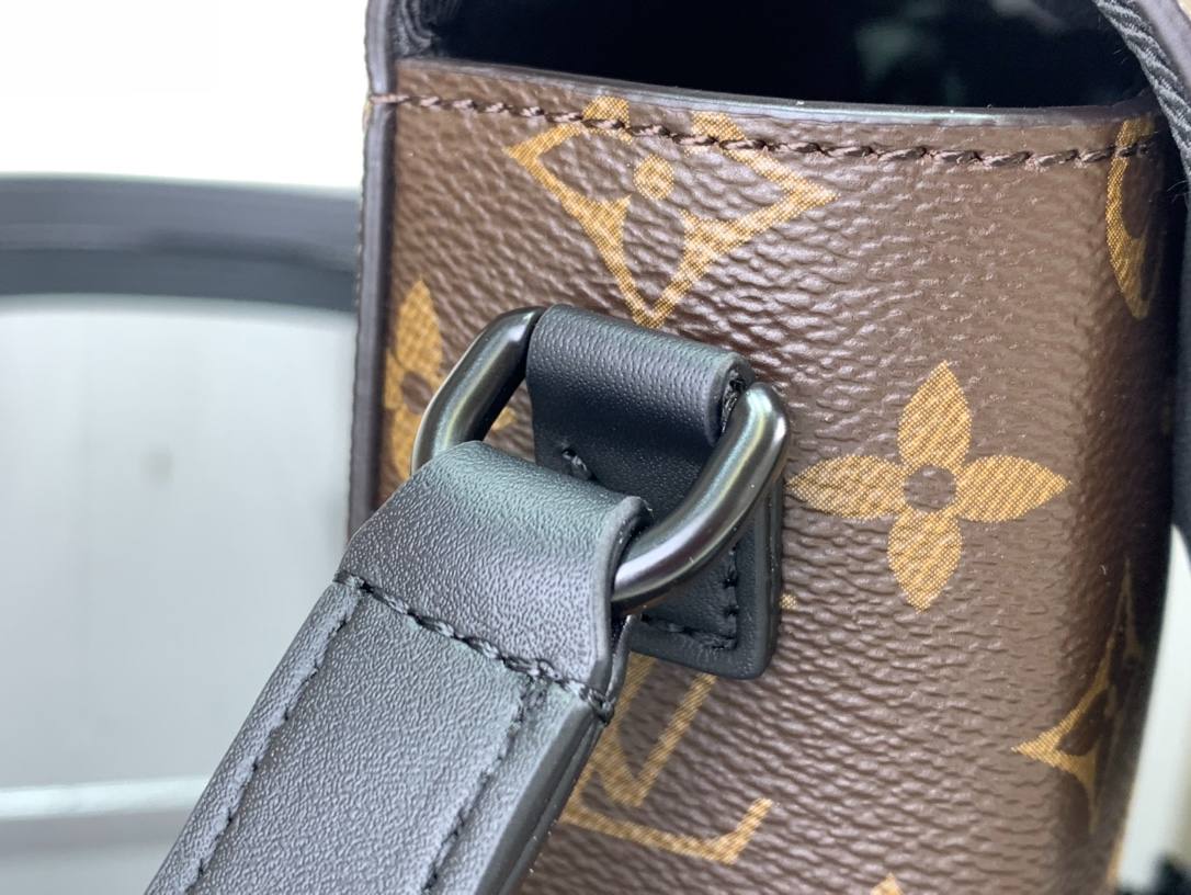 L0vis Vvtt0n Steamer Wearable Wallet Brown For Men 18cm/ 7.1 in M82534