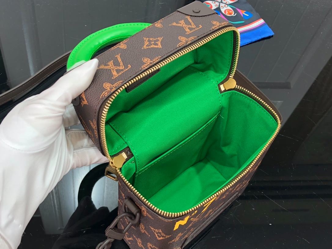 L0vis Vvtt0n Vertical Box Trunk Bag Monogram Brown For Women 8.6in/22cm