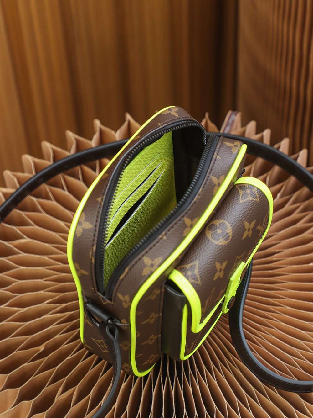 L0vis Vvtt0n Christopher Wearable Wallet Brown For Men 17cm / 6.7in M80793