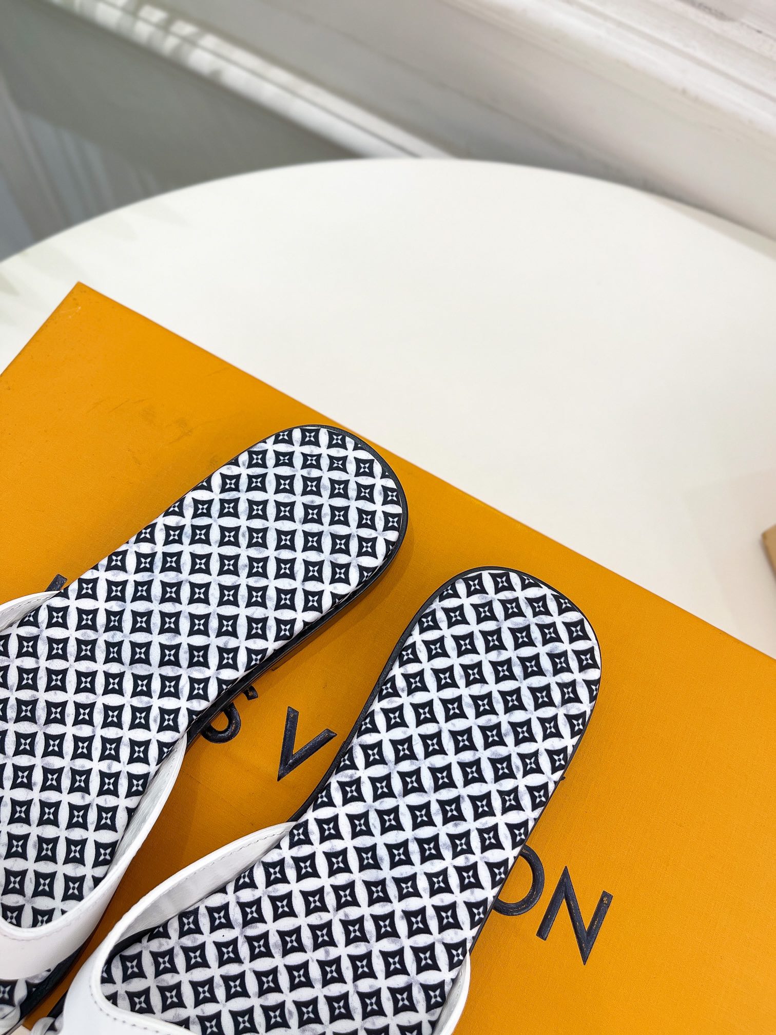 L0vis Vvtt0n Isola Flat Mule LV White For Women