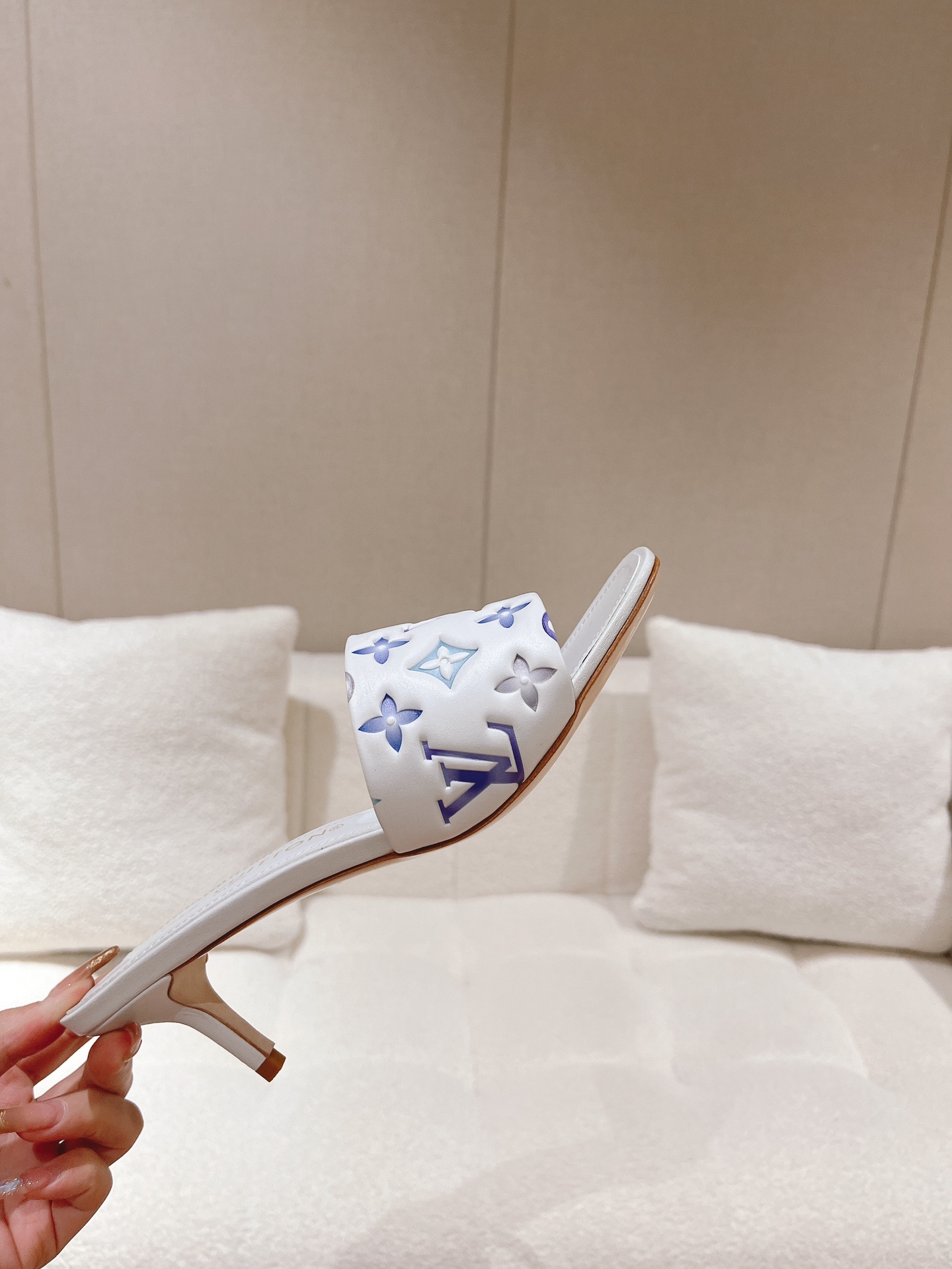 L0vis Vvtt0n Revival Mule White For Women