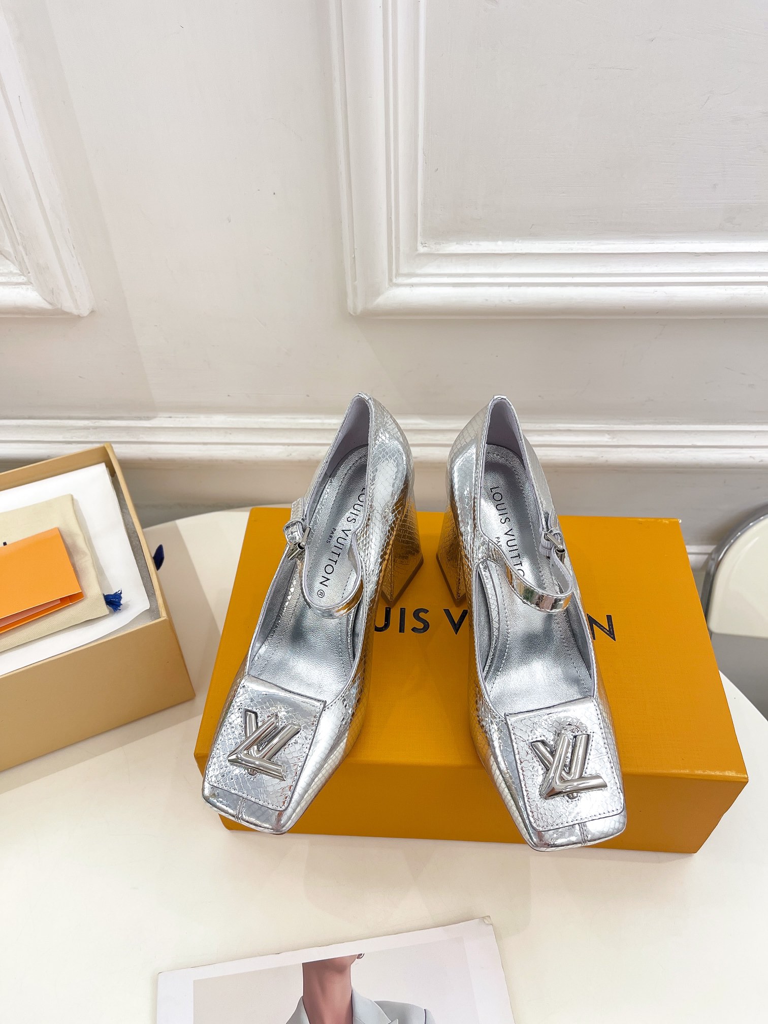 L0vis Vvtt0n Shake Pump Silver For Women 8.5 cm / 3.3-inch