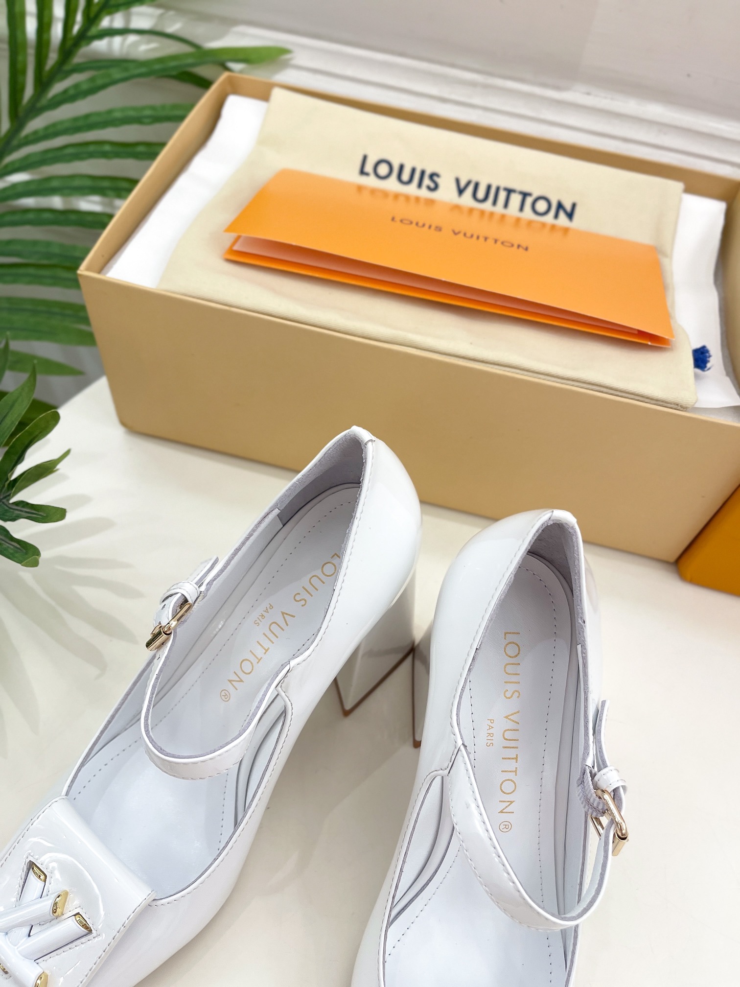 L0vis Vvtt0n Shake Pump White For Women 8.5 cm / 3.3-inch