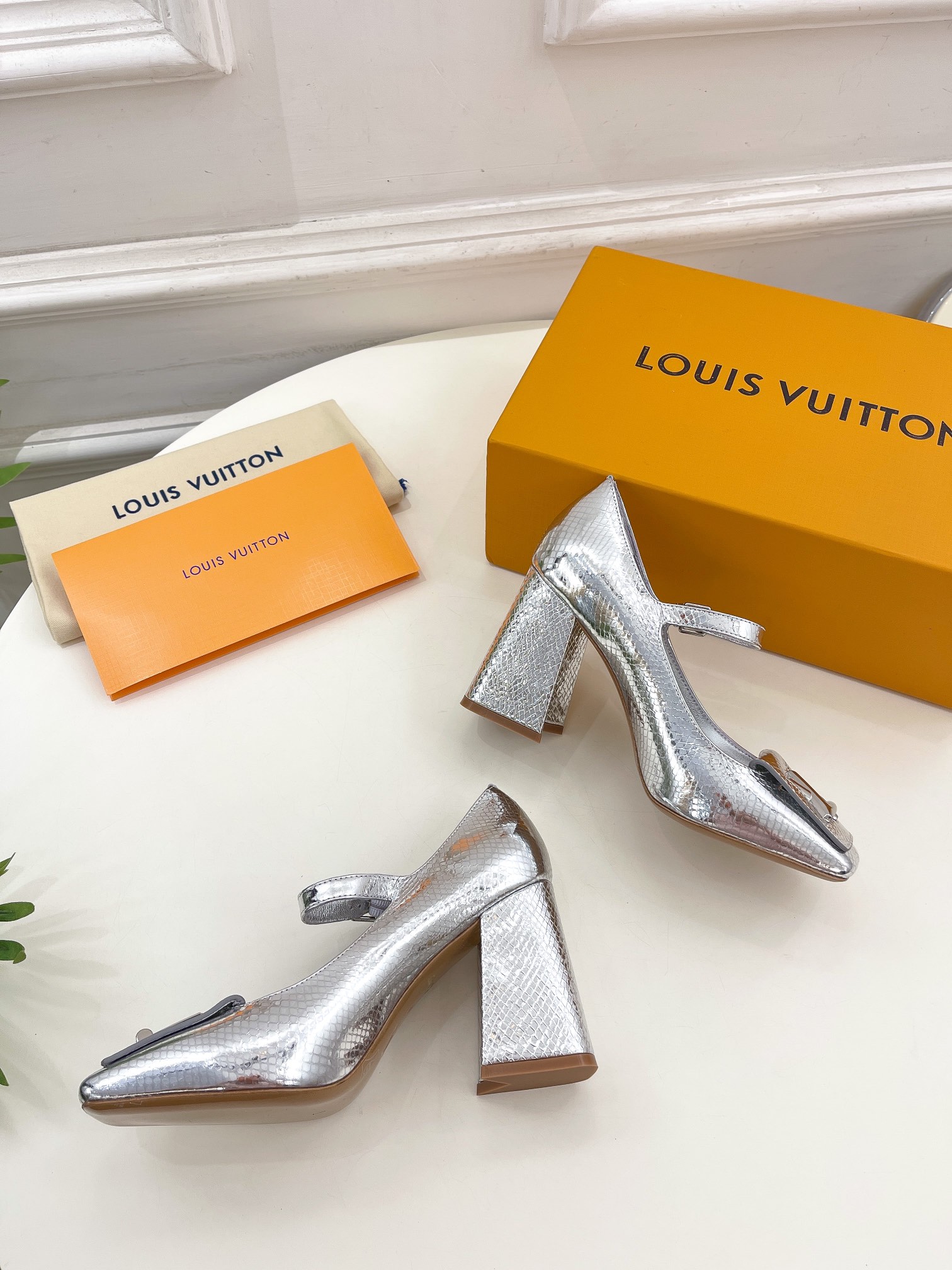 L0vis Vvtt0n Shake Pump Silver For Women 8.5 cm / 3.3-inch