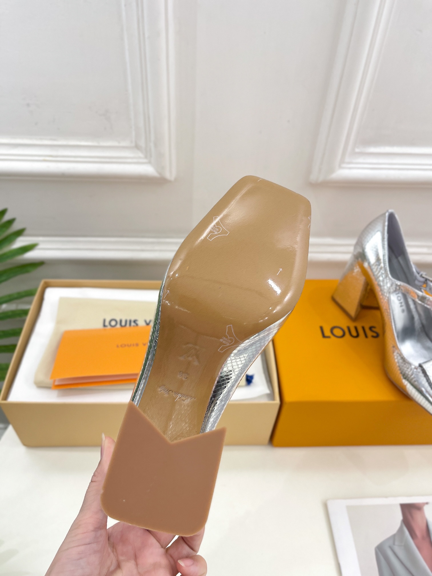 L0vis Vvtt0n Shake Pump Silver For Women 8.5 cm / 3.3-inch