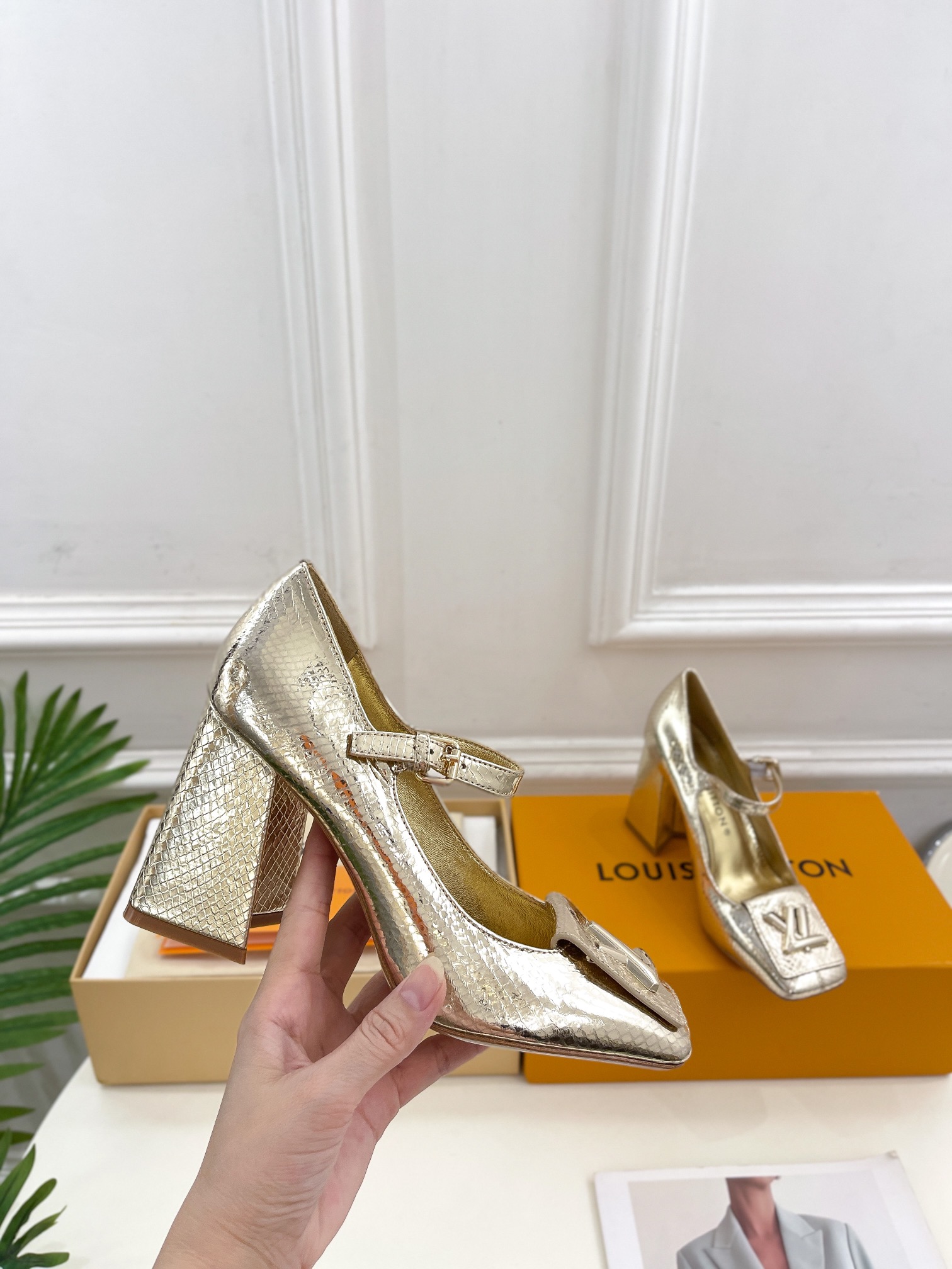 L0vis Vvtt0n Shake Pump Gold For Women 8.5 cm / 3.3-inch