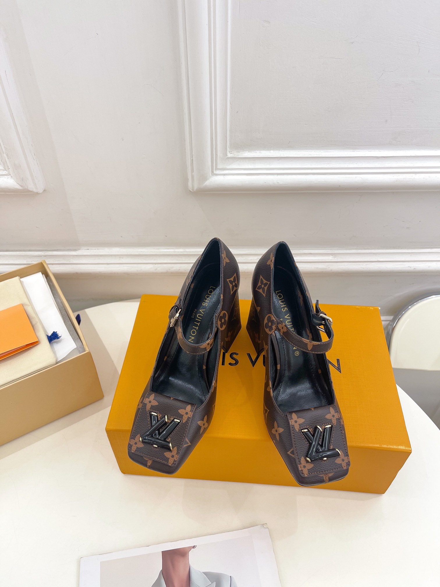 L0vis Vvtt0n Shake Pump Brown For Women 8.5 cm / 3.3-inch