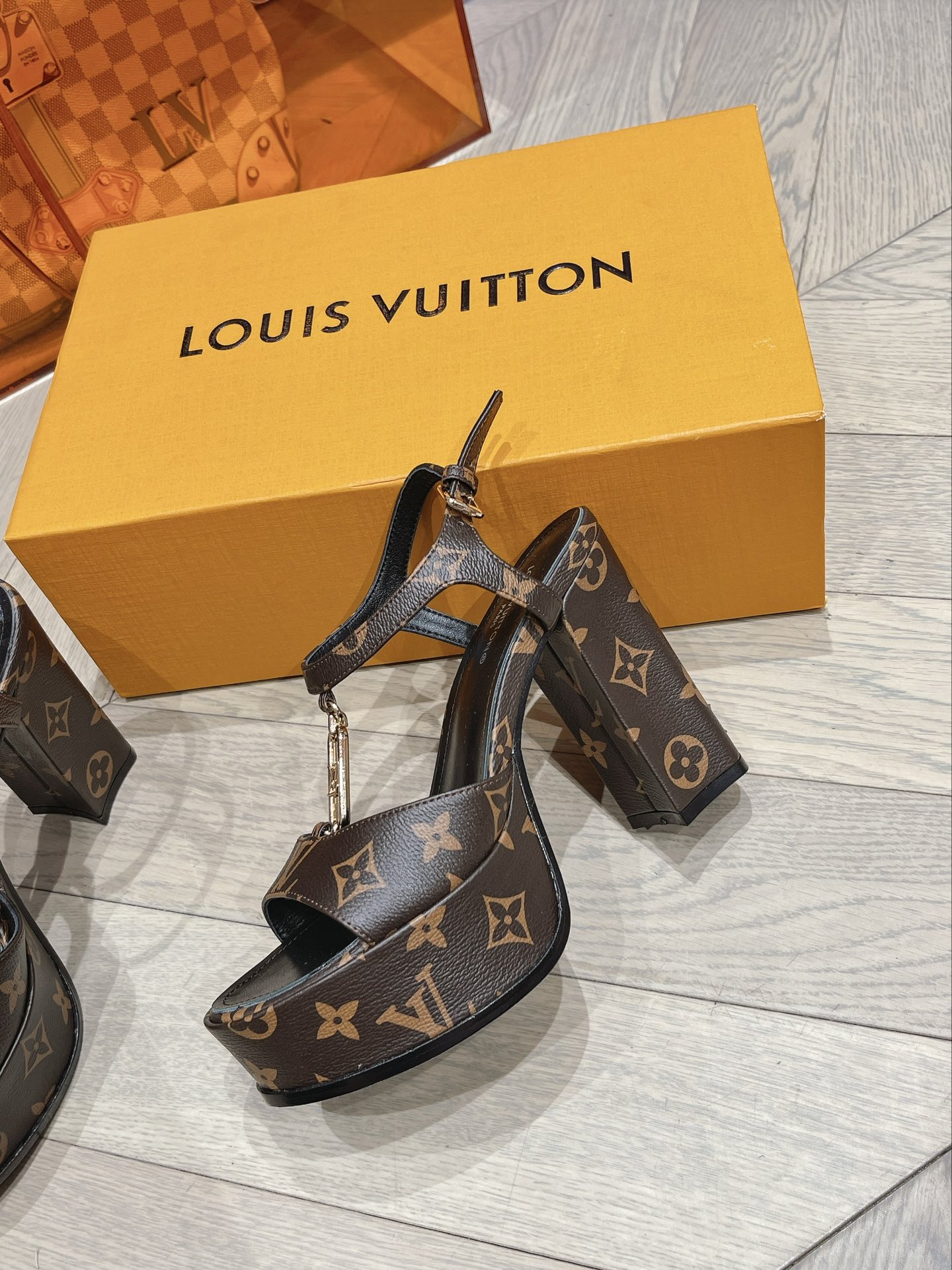 L0vis Vvtt0n Sparkle Sandal Brown For Women