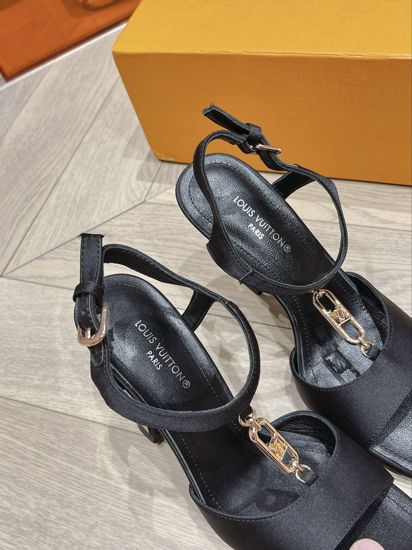 L0vis Vvtt0n Sparkle Sandal Black For Women 9.5 cm / 3.7-inch