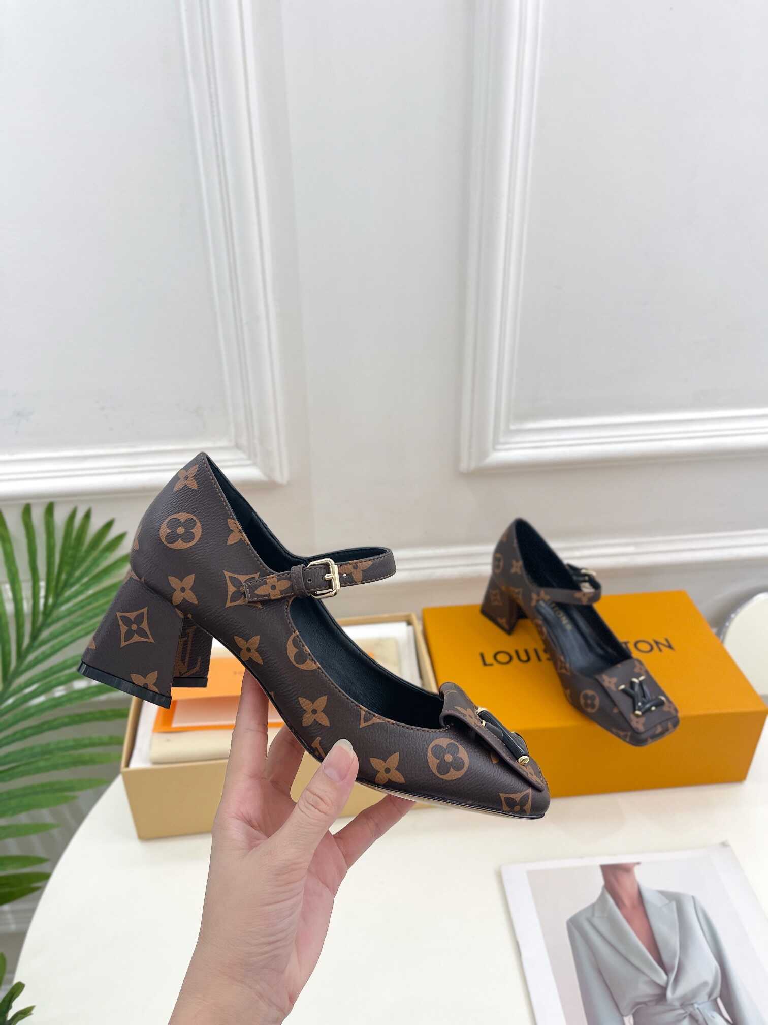 L0vis Vvtt0n Shake Pump Brown For Women 5.5 cm / 2.2-inch