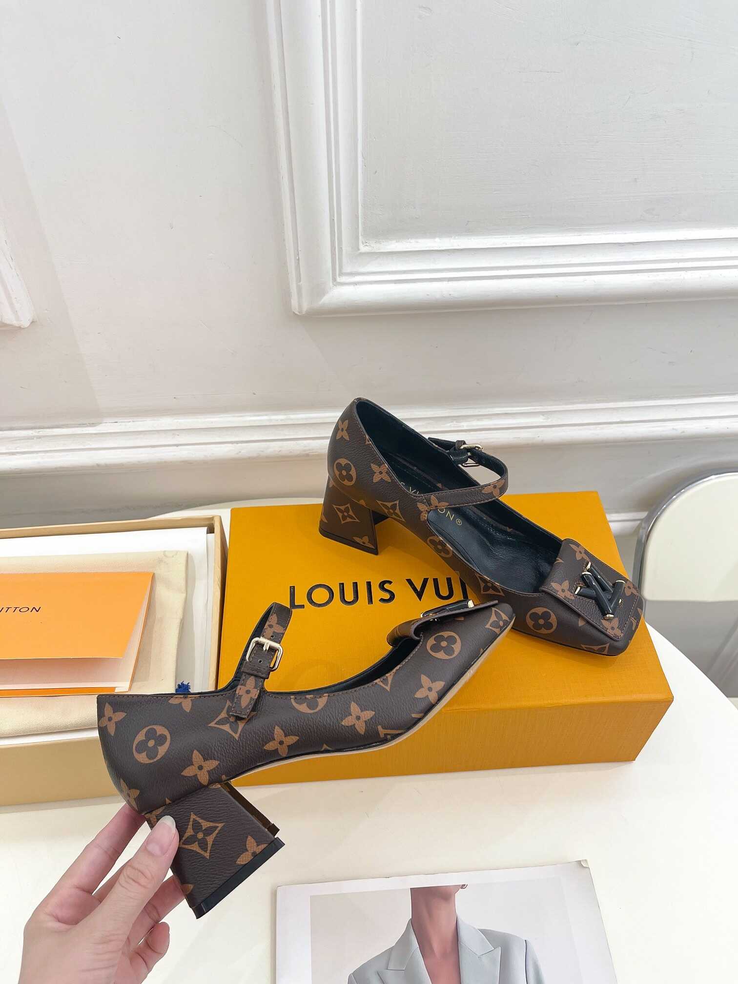 L0vis Vvtt0n Shake Pump Brown For Women 5.5 cm / 2.2-inch