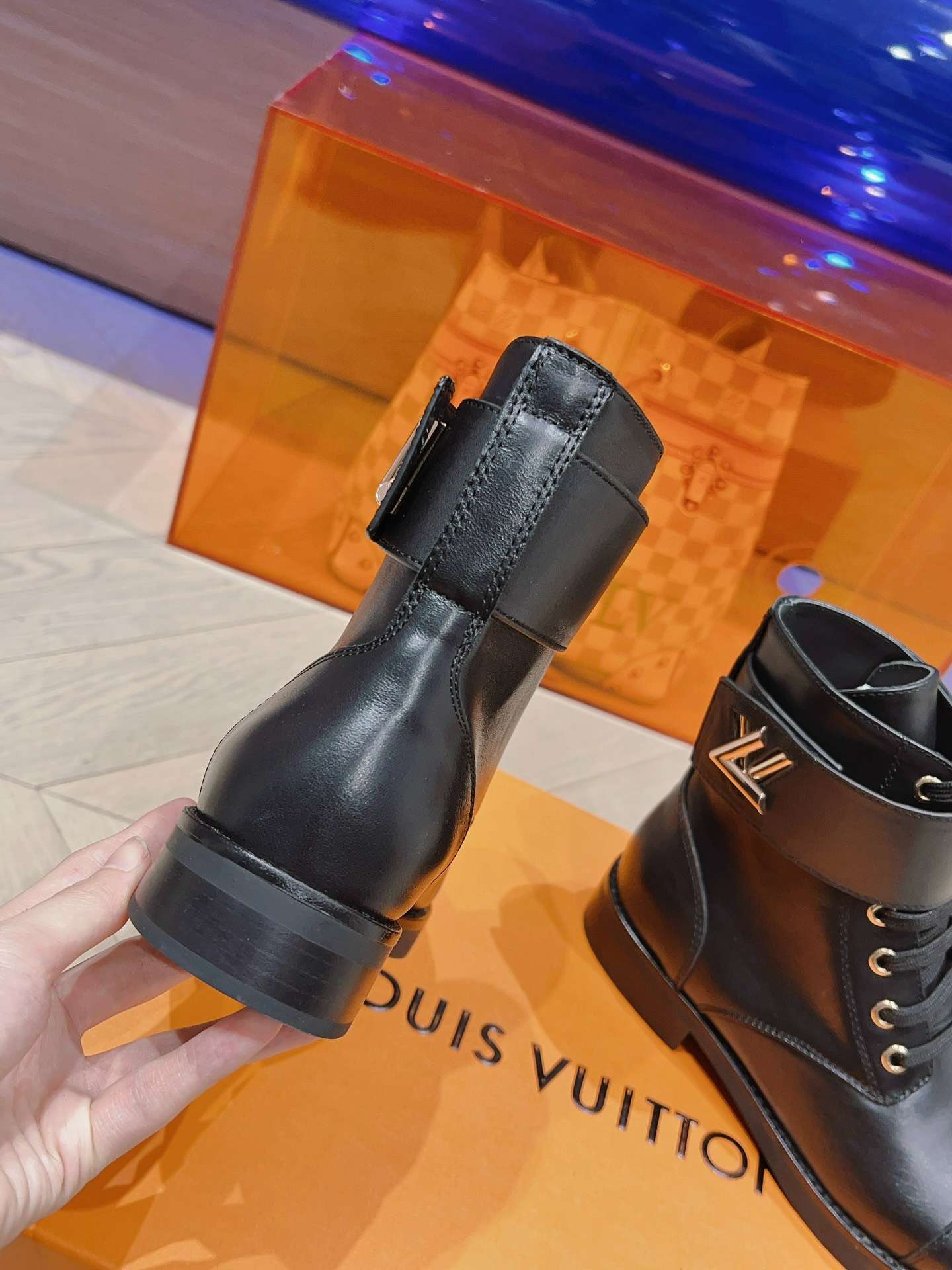 L0vis Vvtt0n Wonderland Flat Ranger Black For Women 1AAV57