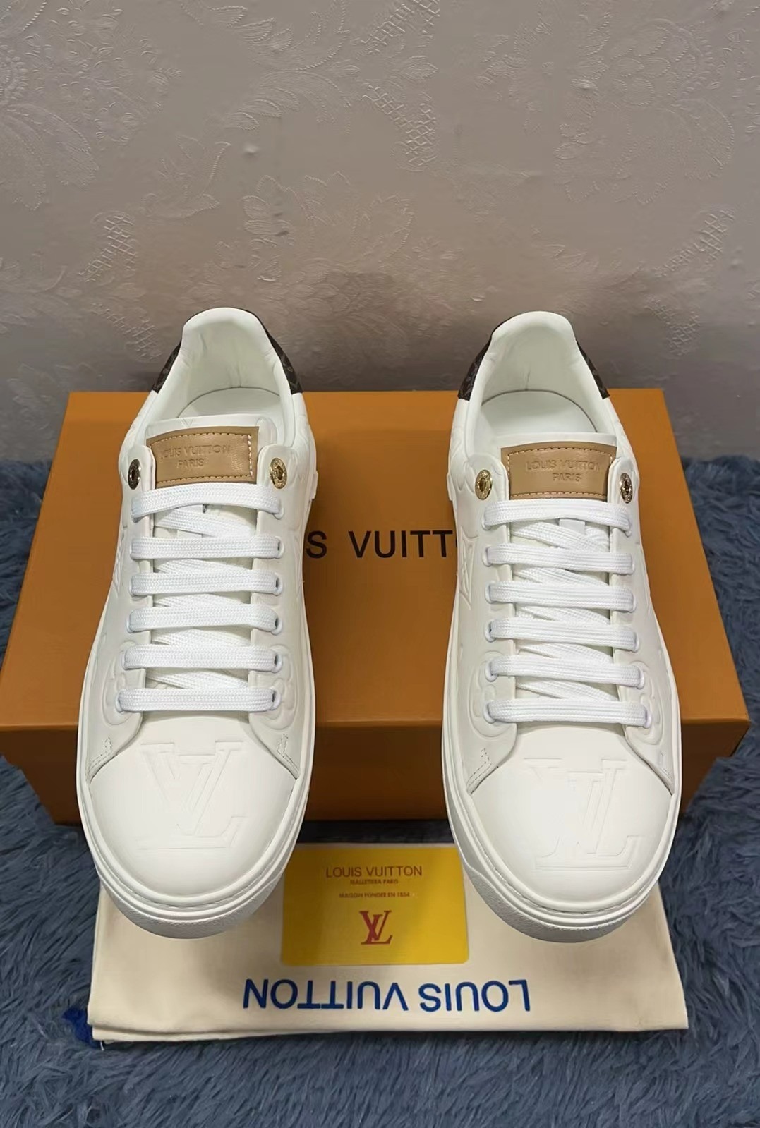 L0vis Vvtt0n Time Out Sneaker White For Women LV