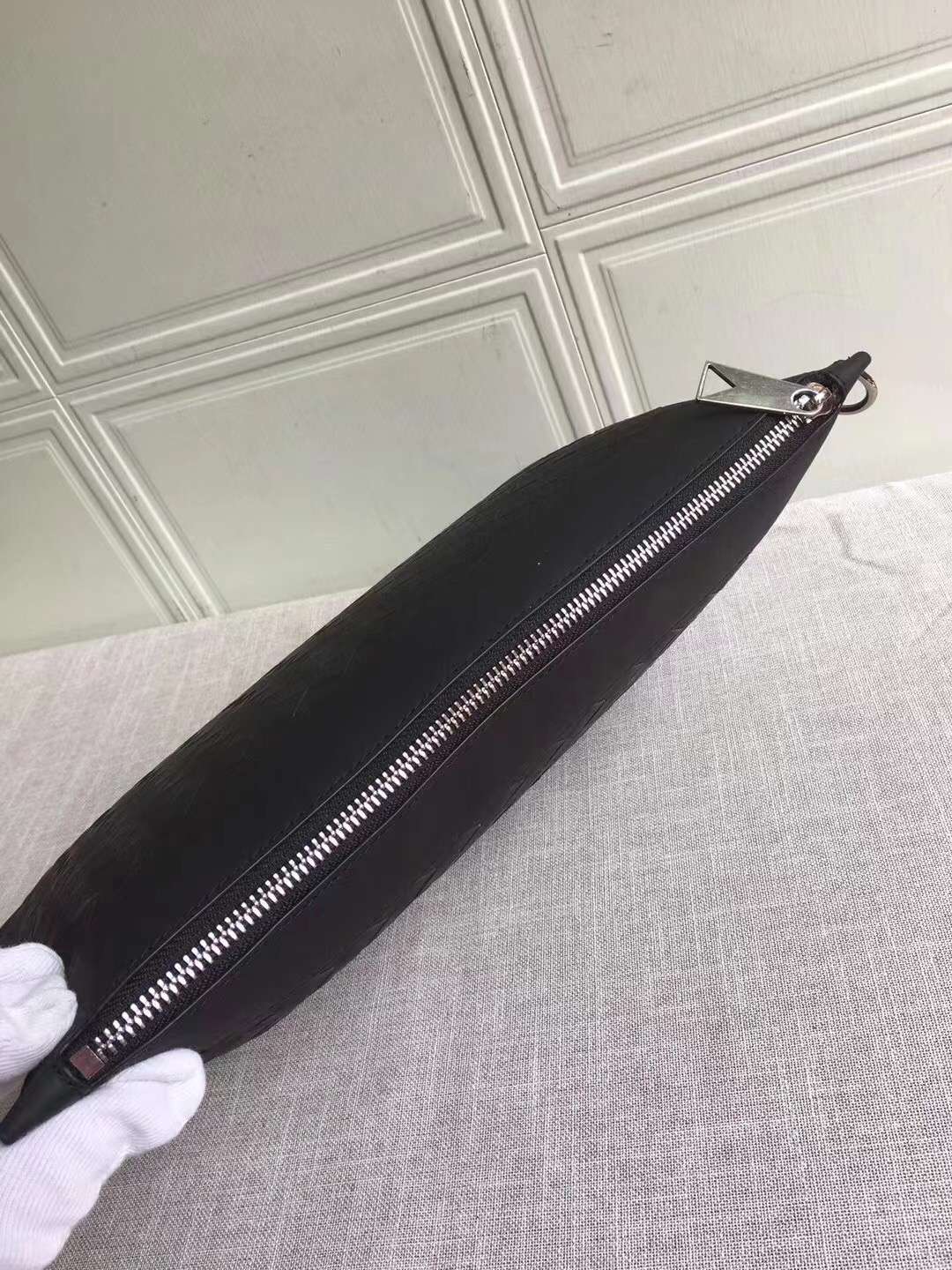 B0tt*ga Ven*ta Medium Intrecciato Zipped Pouch Black For Men 33cm / 13in 651852V0E518803