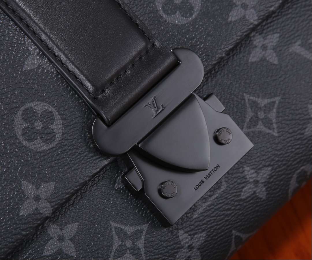 L0vis Vvtt0n S-Cape Messenger Black For Men 28cm / 11in M46794