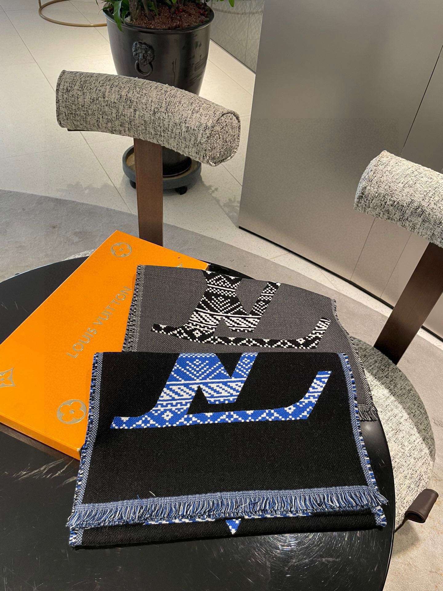 L0vis Vvtt0n MNG Two-Sided Scarf Blue For Women