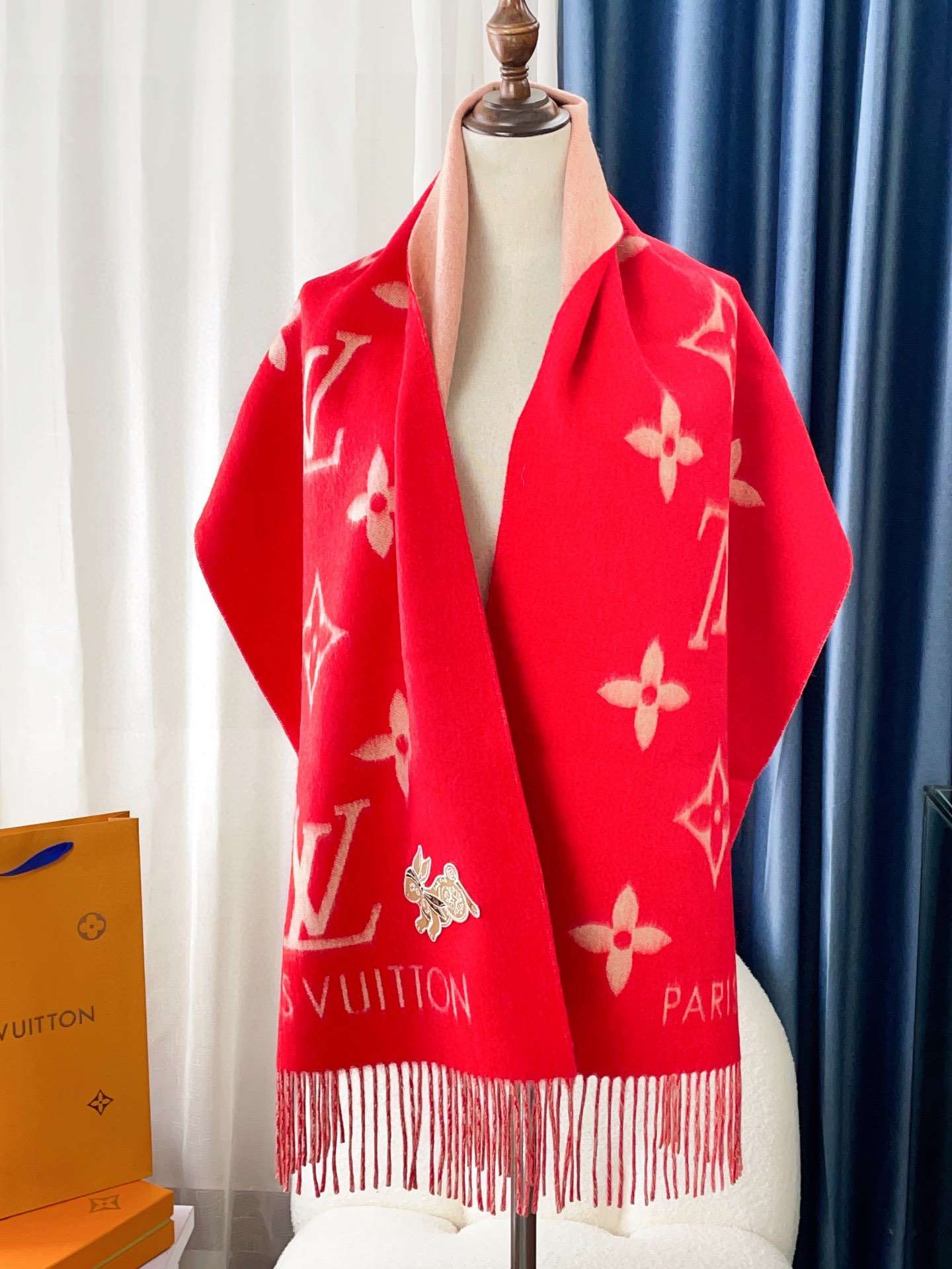 L0vis Vvtt0n Precious Rabbit LV Essential Scarf Red For Women