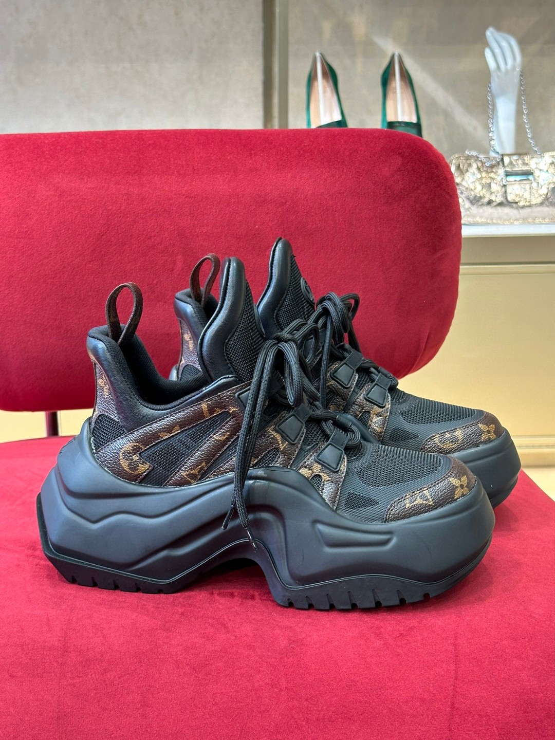 L0vis Vvtt0n LV Archlight Sneaker Black For Women 1A43LL