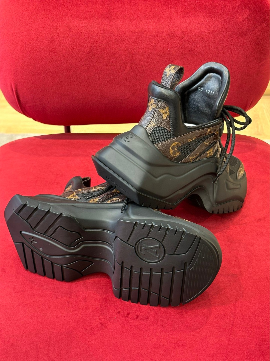 L0vis Vvtt0n LV Archlight Sneaker Black For Women 1A43LL