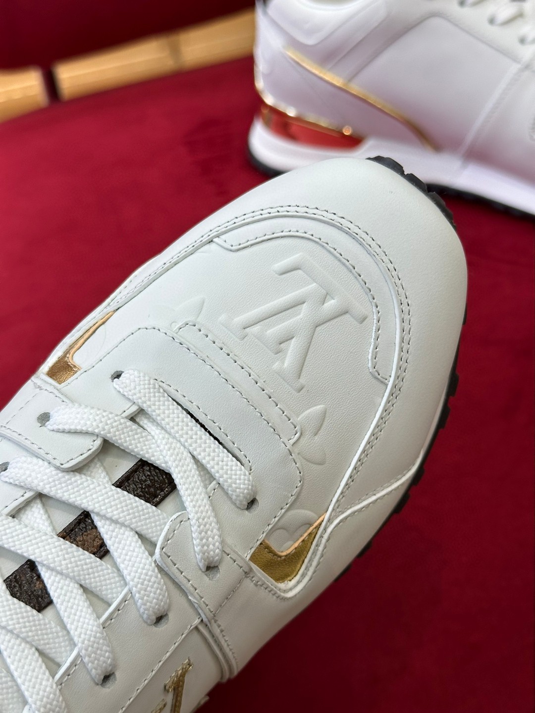 L0vis Vvtt0n Run Away Sneaker White For Women 1AAP3L