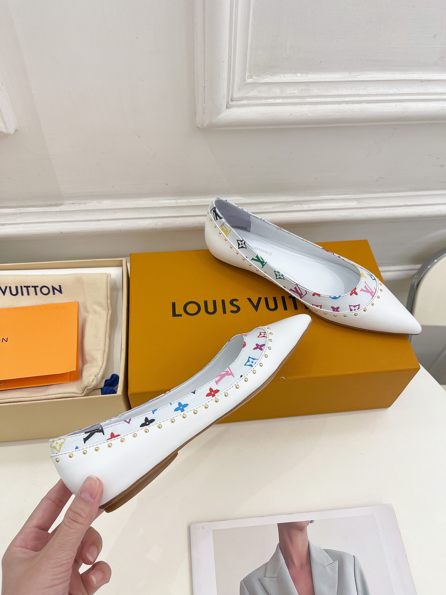 L0vis Vvtt0n Signature Flat Ballerina White For Women