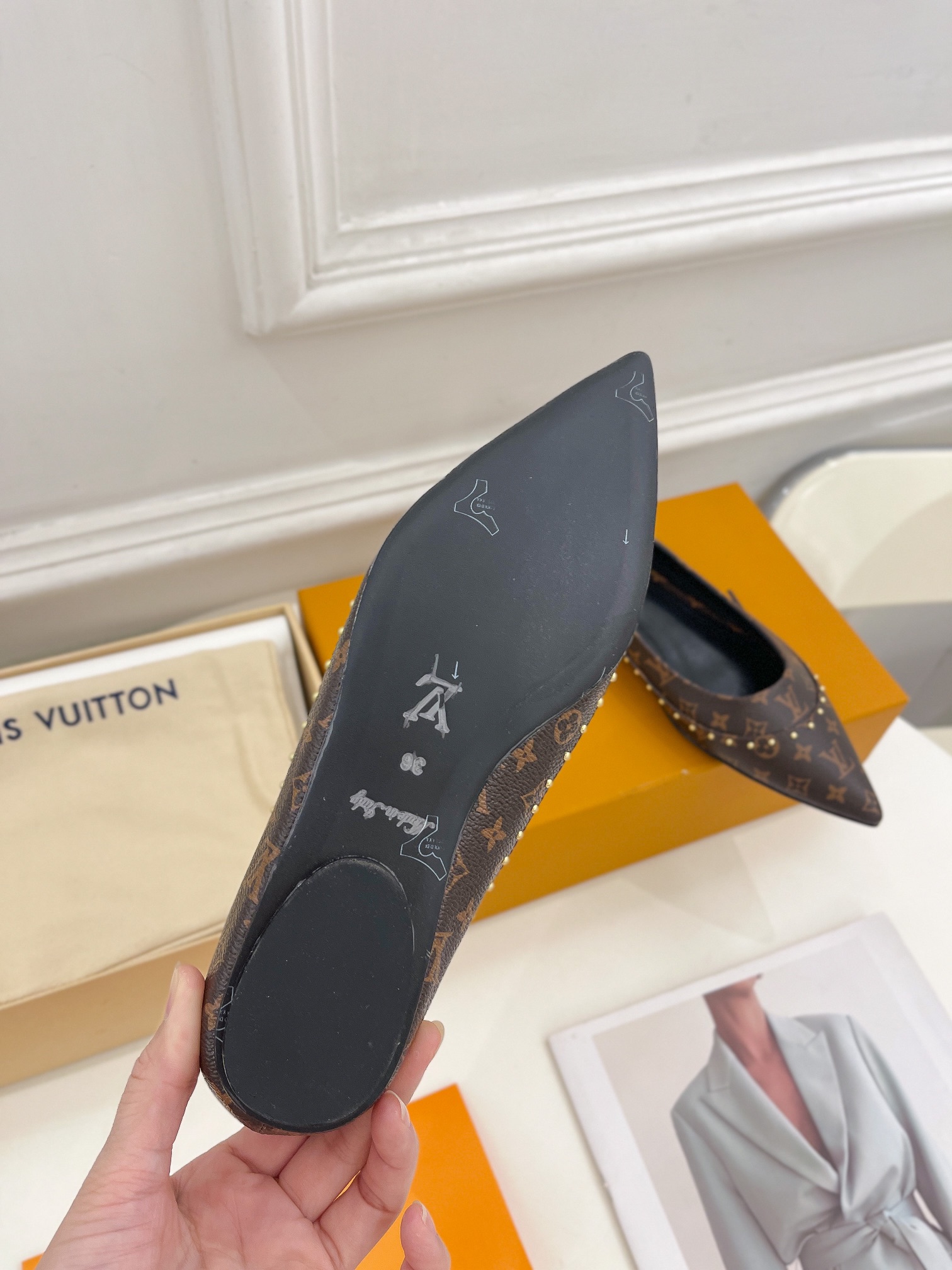 L0vis Vvtt0n Signature Flat Ballerina Brown For Women