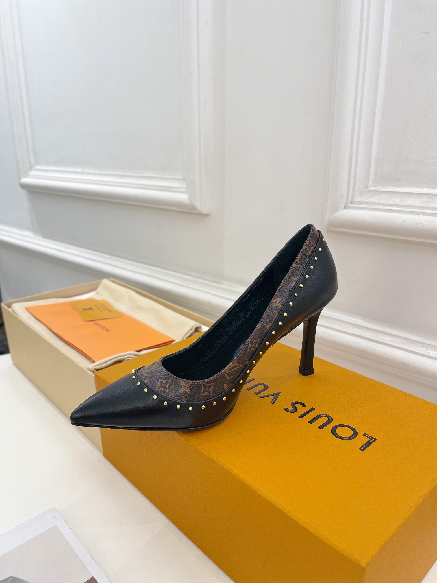 L0vis Vvtt0n Signature Pump Black For Women 9.5/3.7in 1AACFB