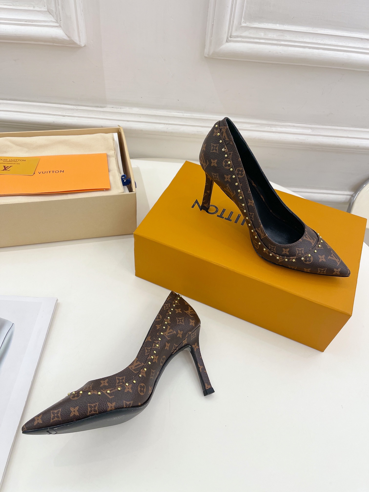 L0vis Vvtt0n Signature Pump Brown For Women 9.5/3.7in