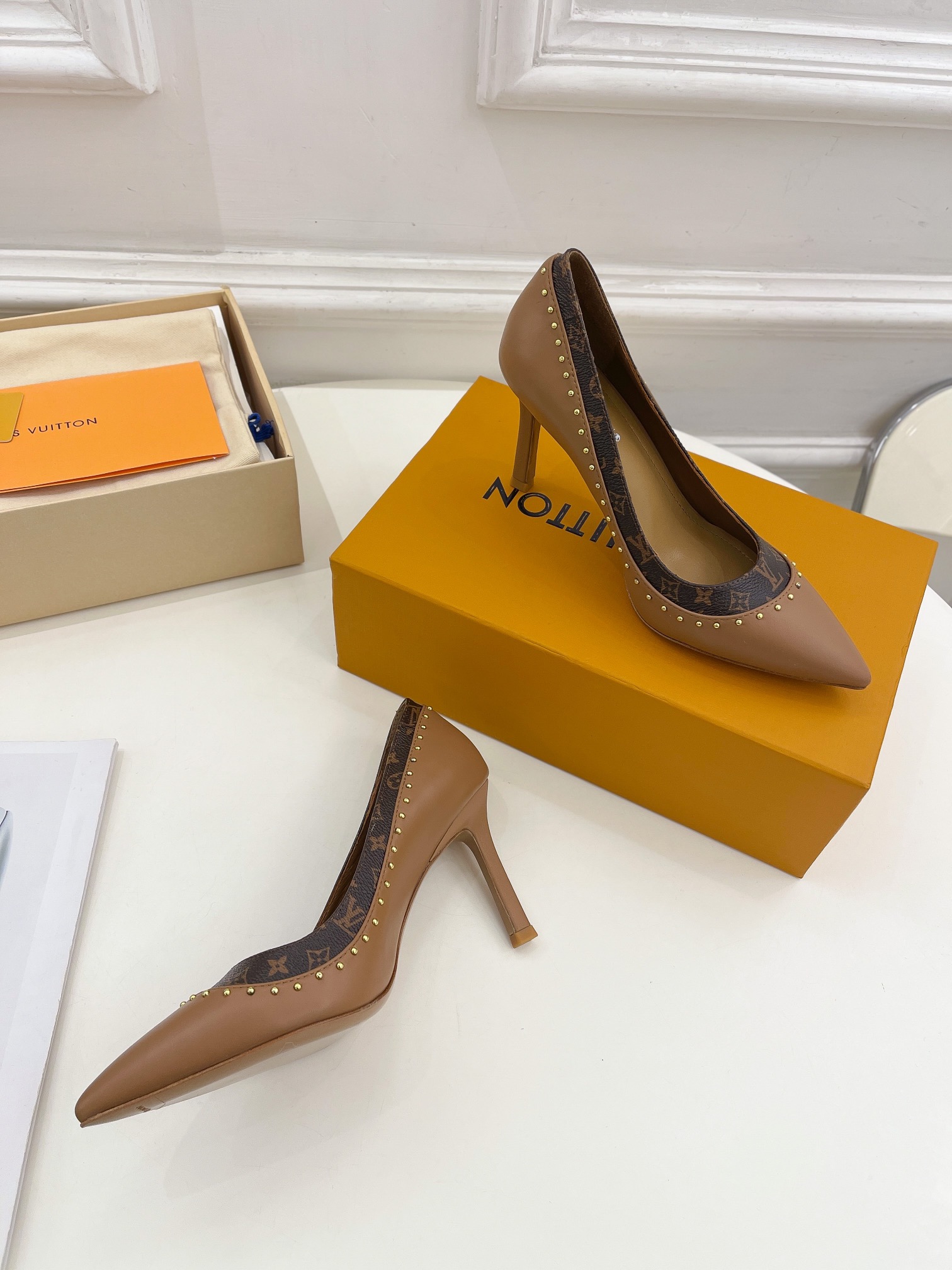 L0vis Vvtt0n Signature Pump Brown For Women 9.5/3.7in