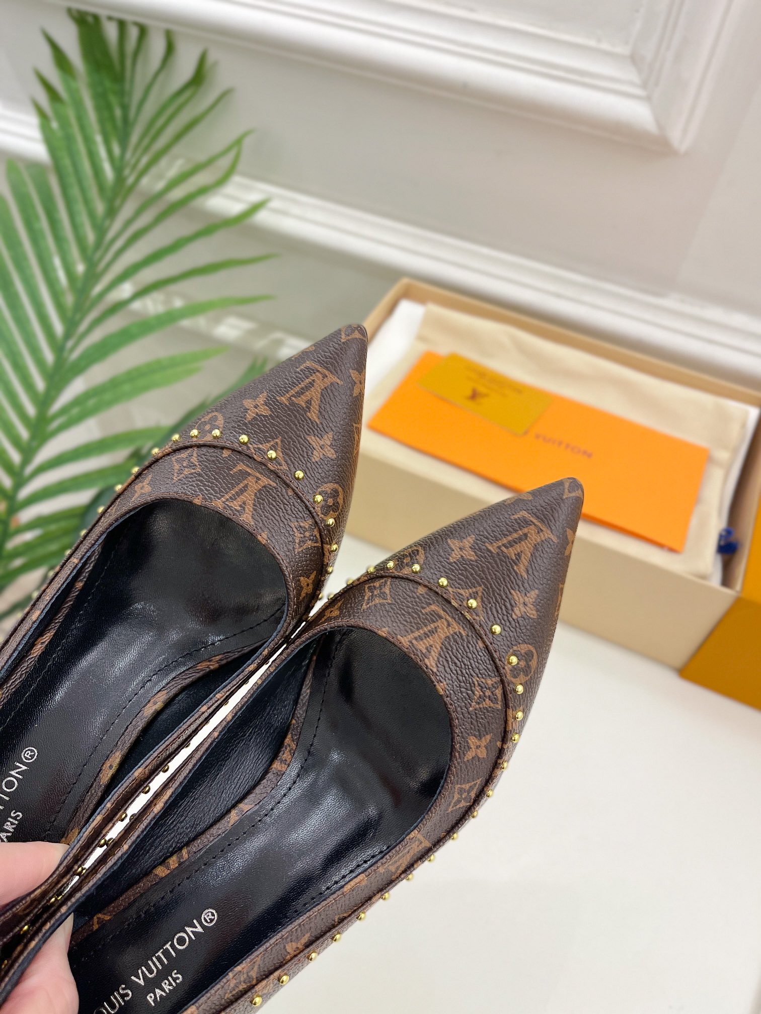 L0vis Vvtt0n Signature Pump Brown For Women 9.5/3.7in