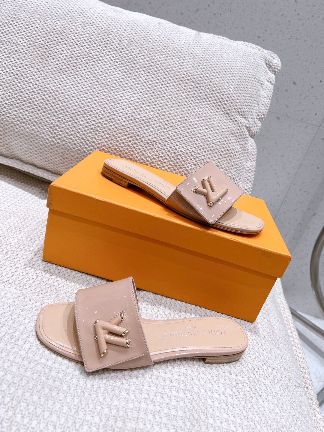 L0vis Vvtt0n Shake Flat Mule Beige For Women