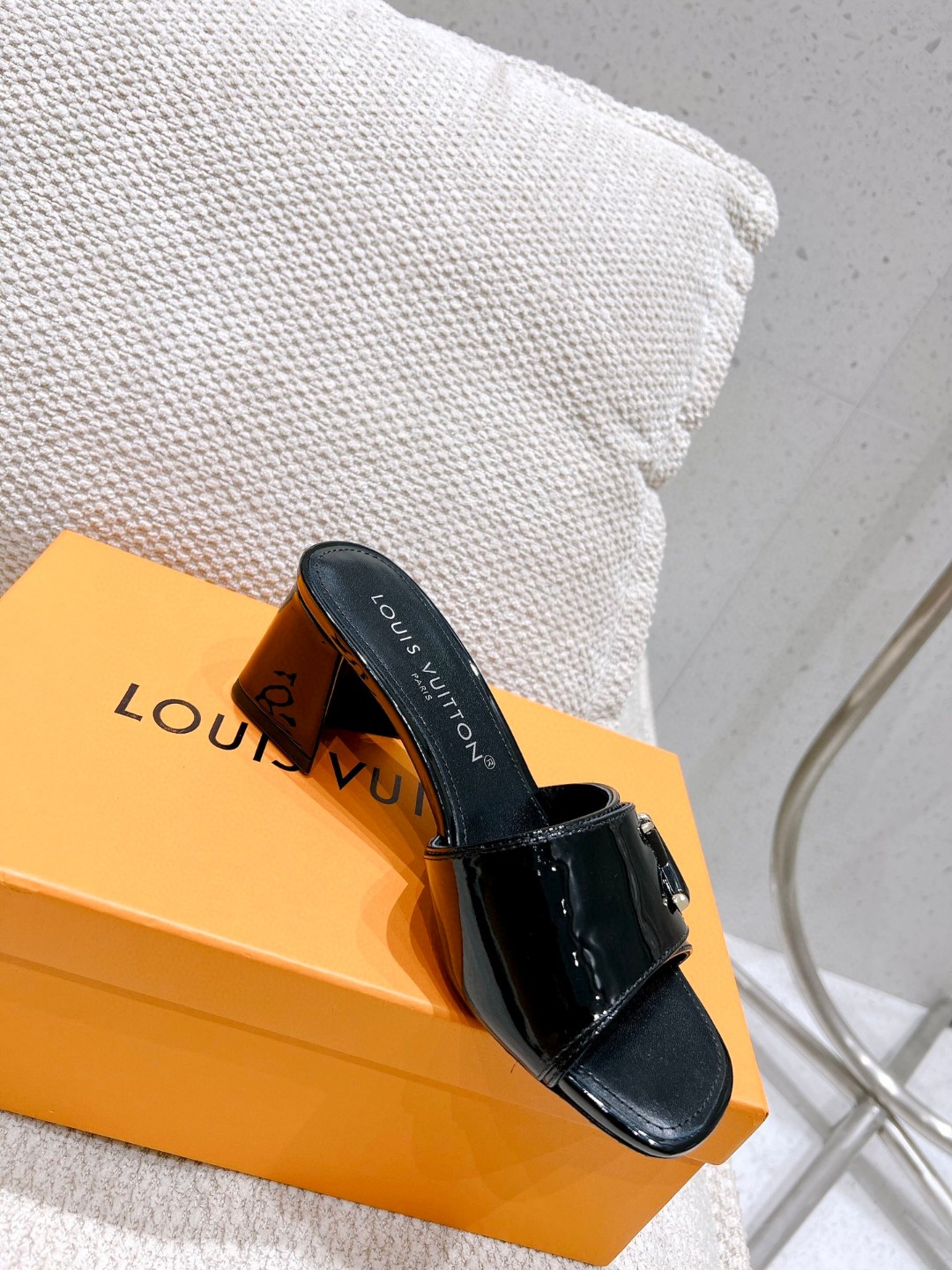 L0vis Vvtt0n Shake Mule Black For Women